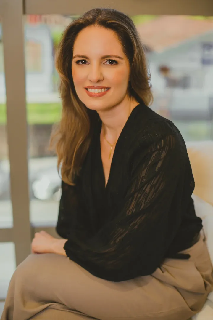 Morgana Schaden em retrato profissional no escritório